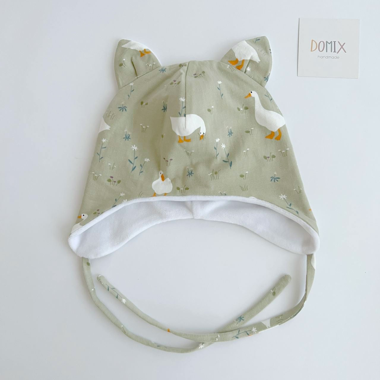 Hat with ties