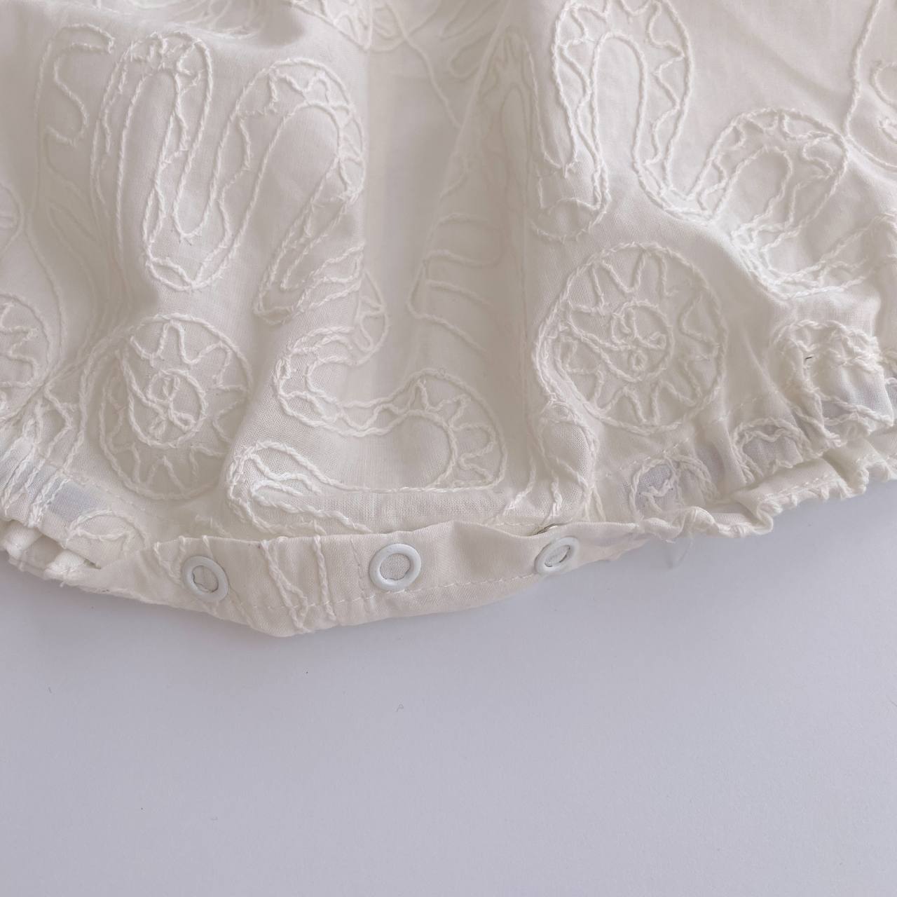 Baby-Mädchen Baumwoll-Strampler – Bestickt | Handgemacht in der Schweiz | Domix