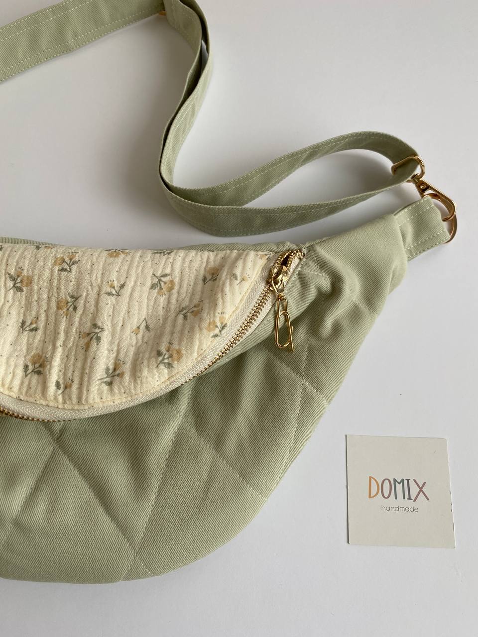 Sac banane matelassé fait main – Coton à motif floral vert sauge | Sac banane croisé minimaliste