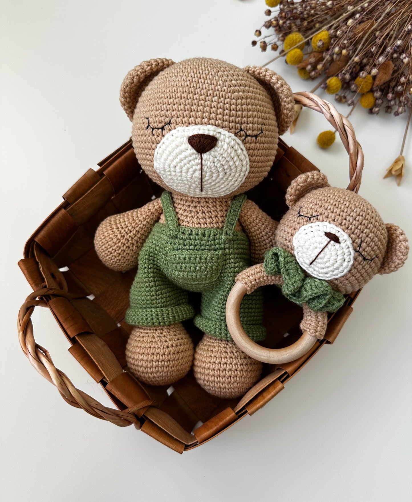 Bär gestricktes Spielzeug und Rassel