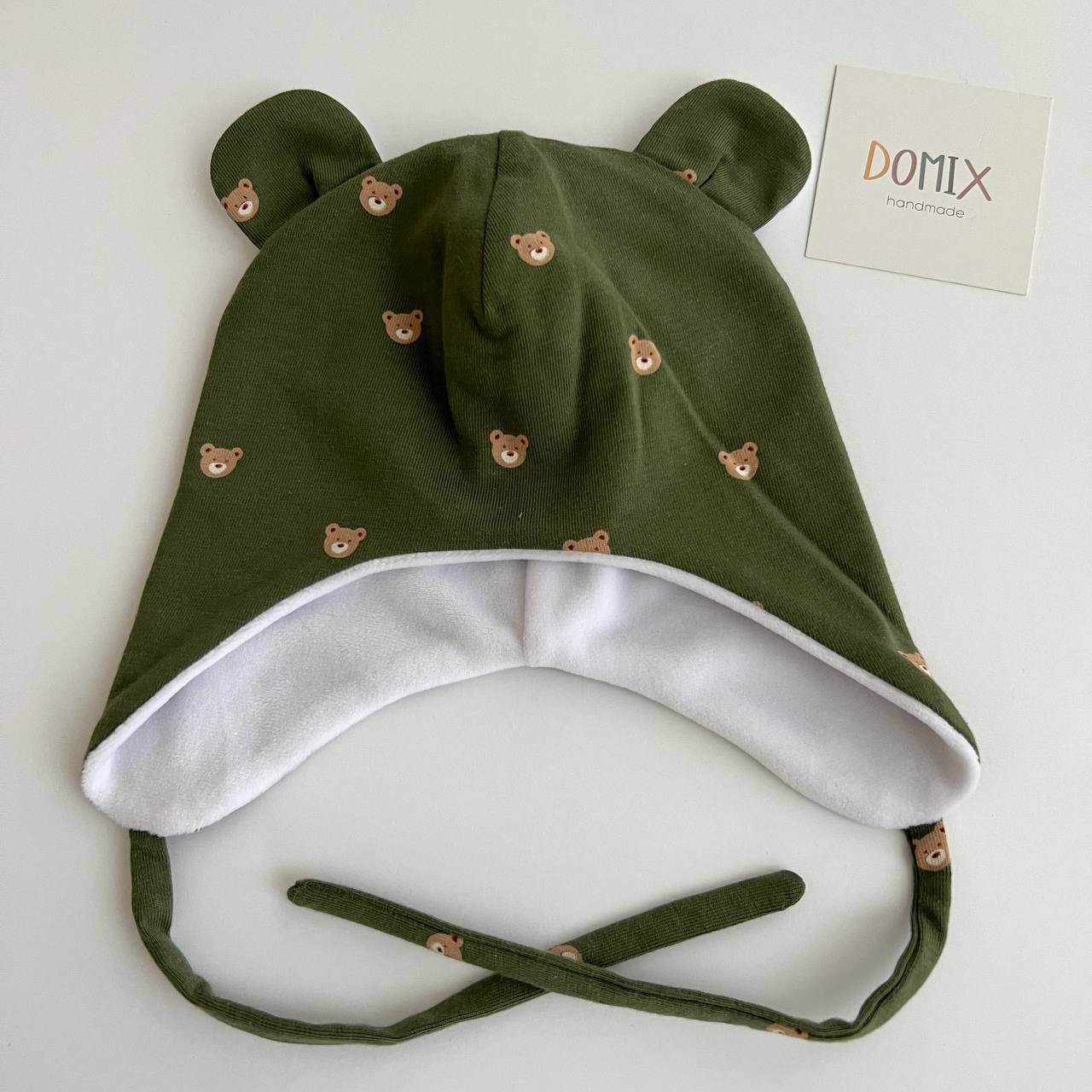 Hat with ties