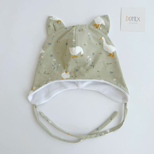 Hat with ties