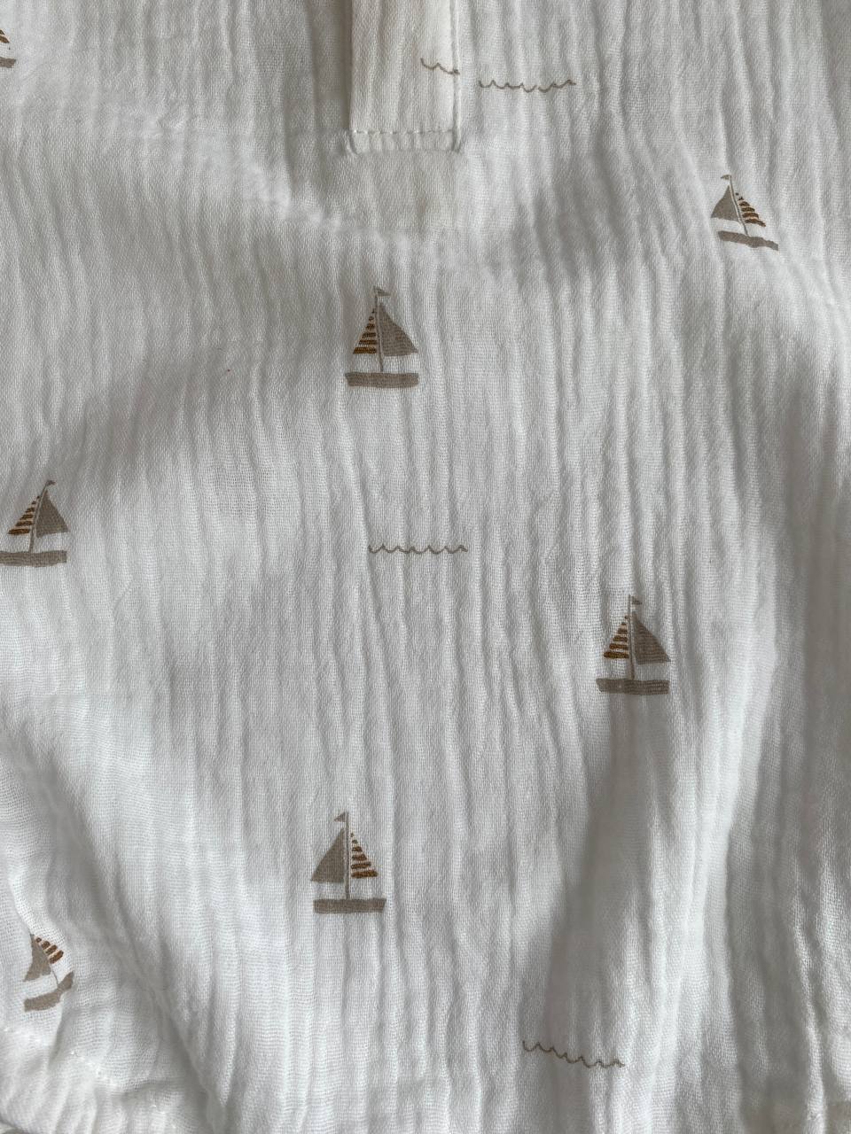 Baby Musselin Strampler mit Segelboot-Print – Leichte Baumwoll Sommerkleidung