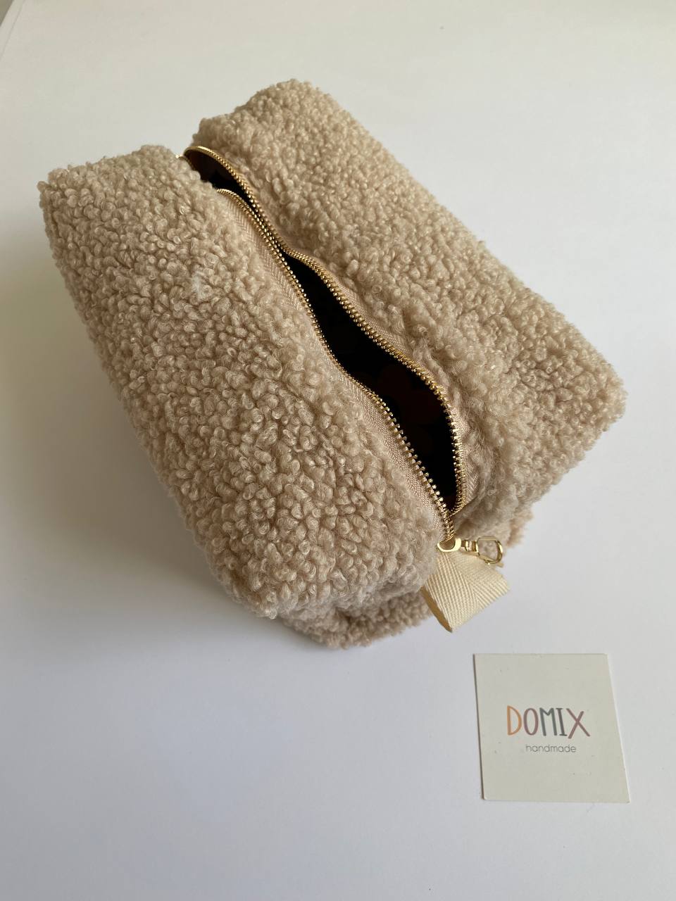 Trousse de toilette beige en tissu peluche – Pochette à maquillage minimaliste avec doublure imperméable | DOMIX