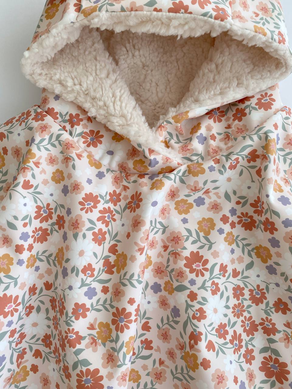 🌸 Floraler, wasserdichter Poncho – Handgefertigter Regenschutz mit Charme