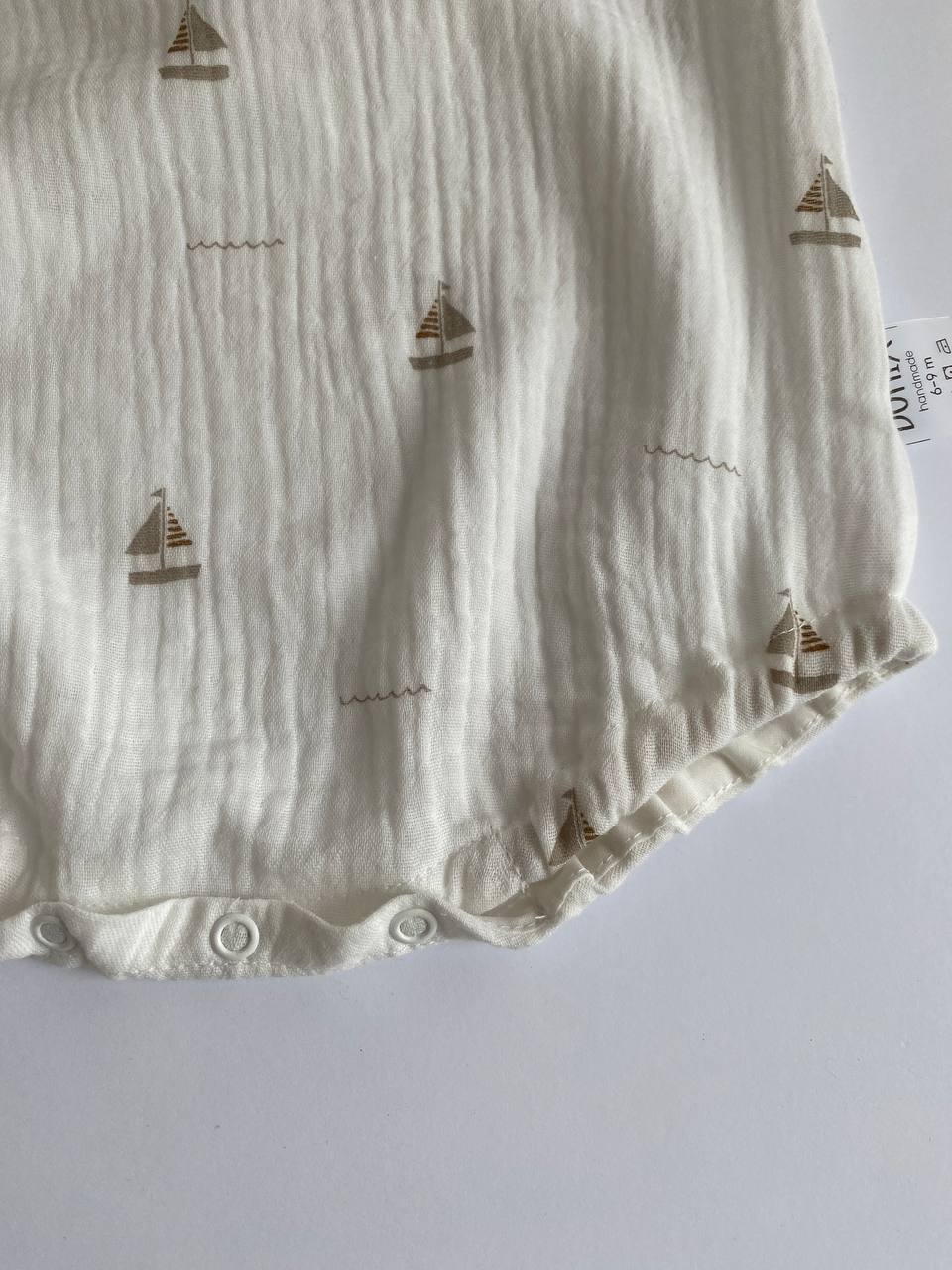 Baby Musselin Strampler mit Segelboot-Print – Leichte Baumwoll Sommerkleidung