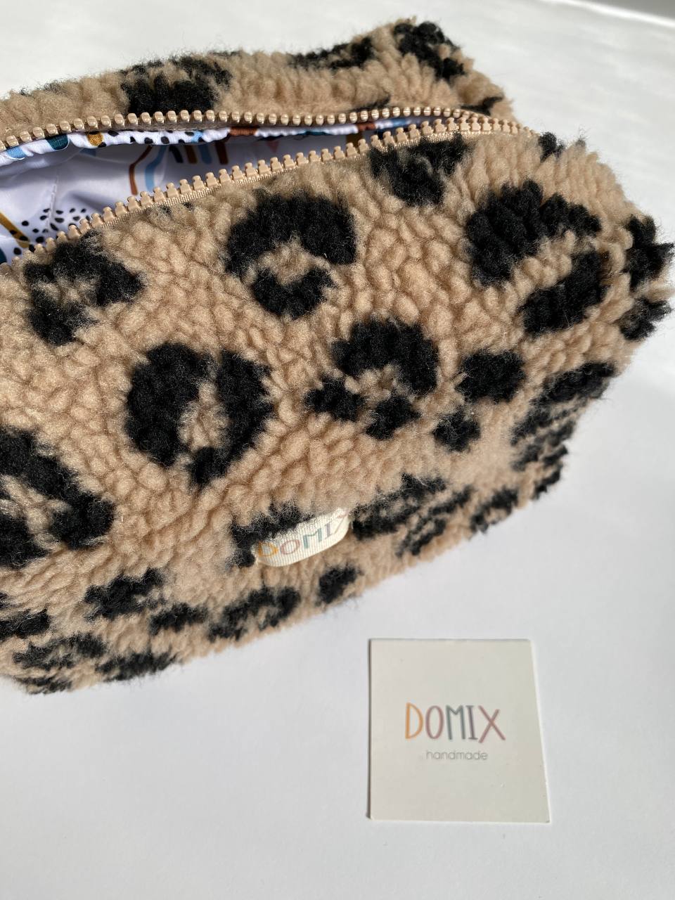 Trousse de Toilette Beige Léopard Teddy – Pochette Maquillage avec Doublure Imperméable | DOMIX