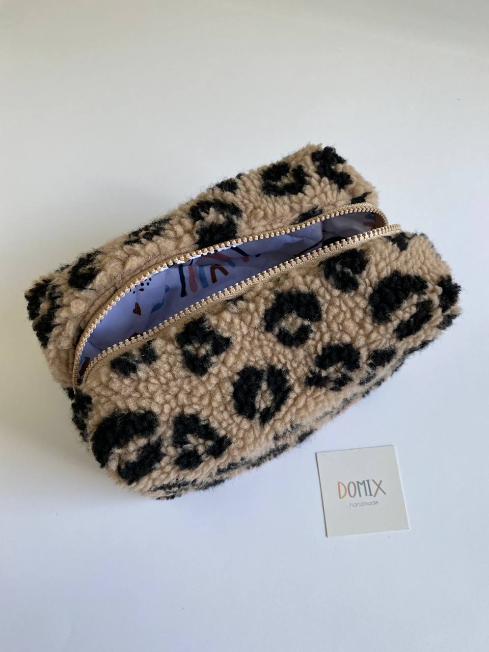Trousse de Toilette Beige Léopard Teddy – Pochette Maquillage avec Doublure Imperméable | DOMIX