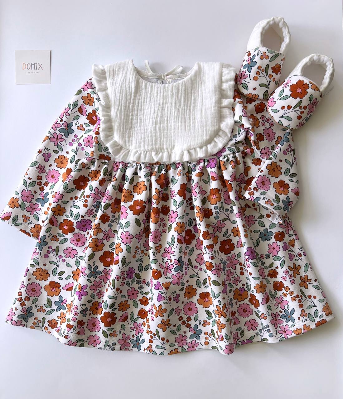 Babykleid mit Blumenmuster und Lätzchen aus Musselin | Handgefertigte Babykleidung 