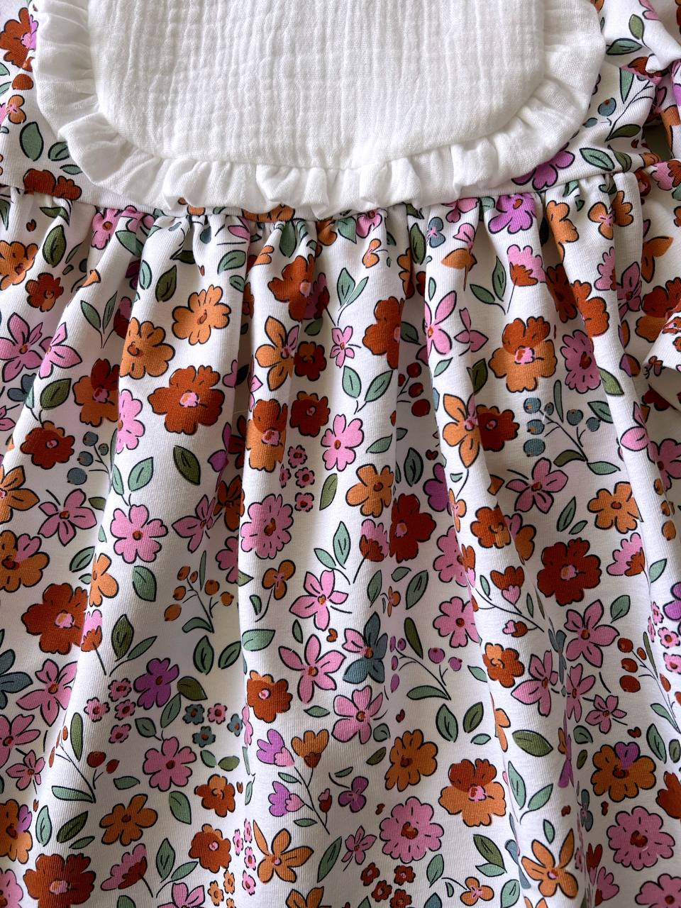 Babykleid mit Blumenmuster und Lätzchen aus Musselin | Handgefertigte Babykleidung 