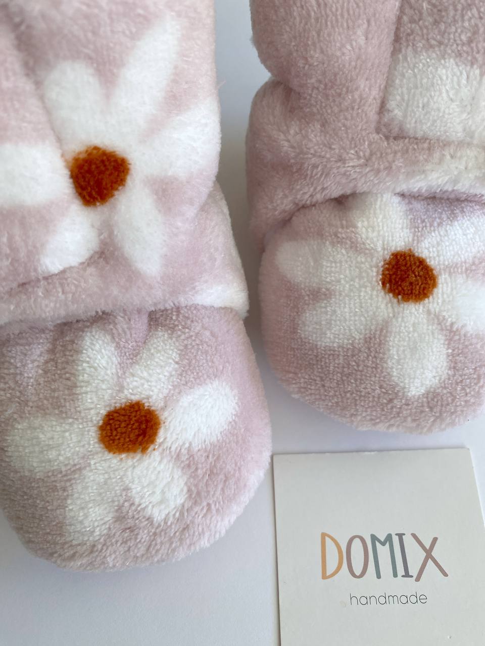 Babyschuhe mit Blumenmuster – weich und kuschelig