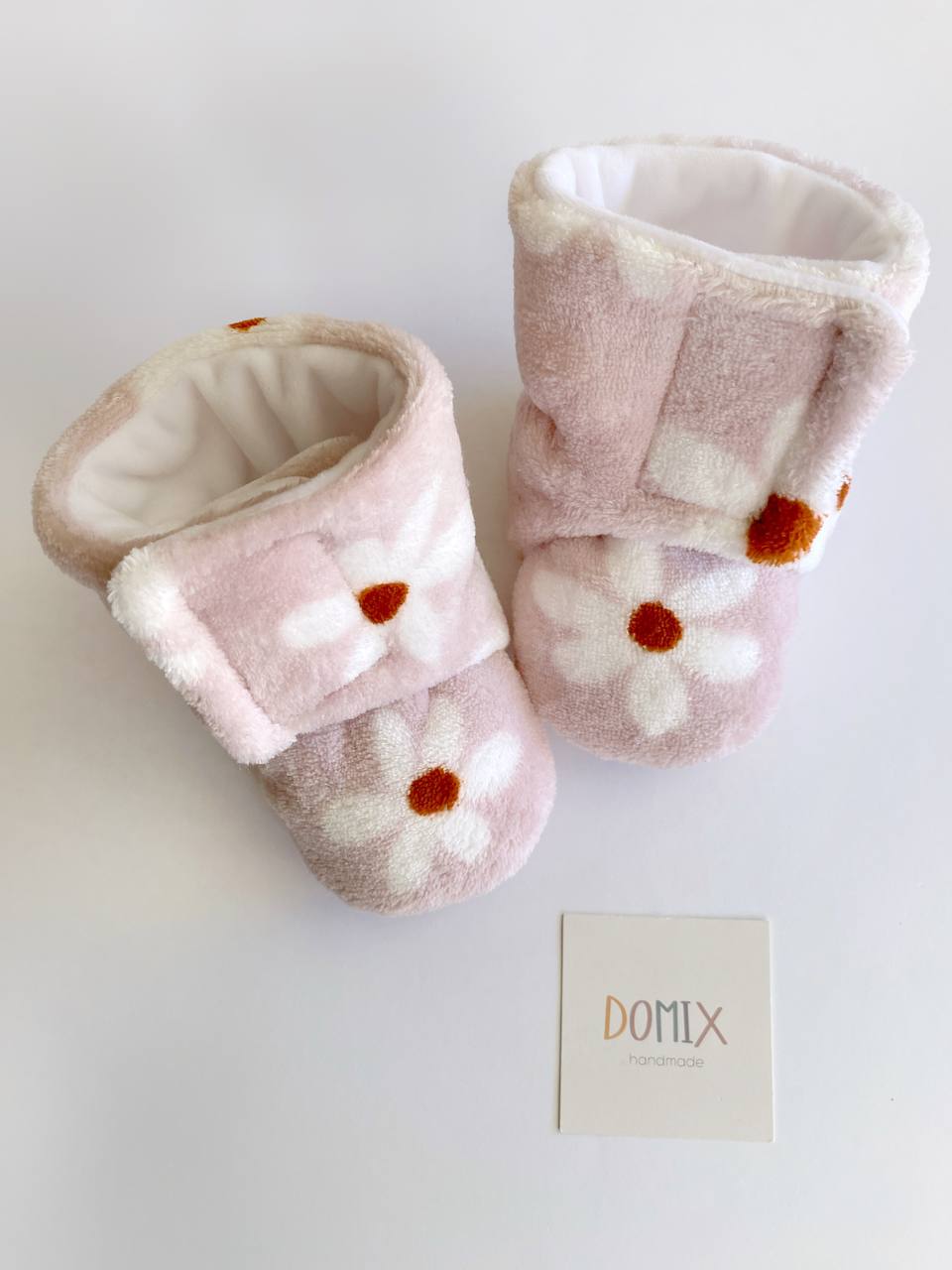 Babyschuhe mit Blumenmuster – weich und kuschelig