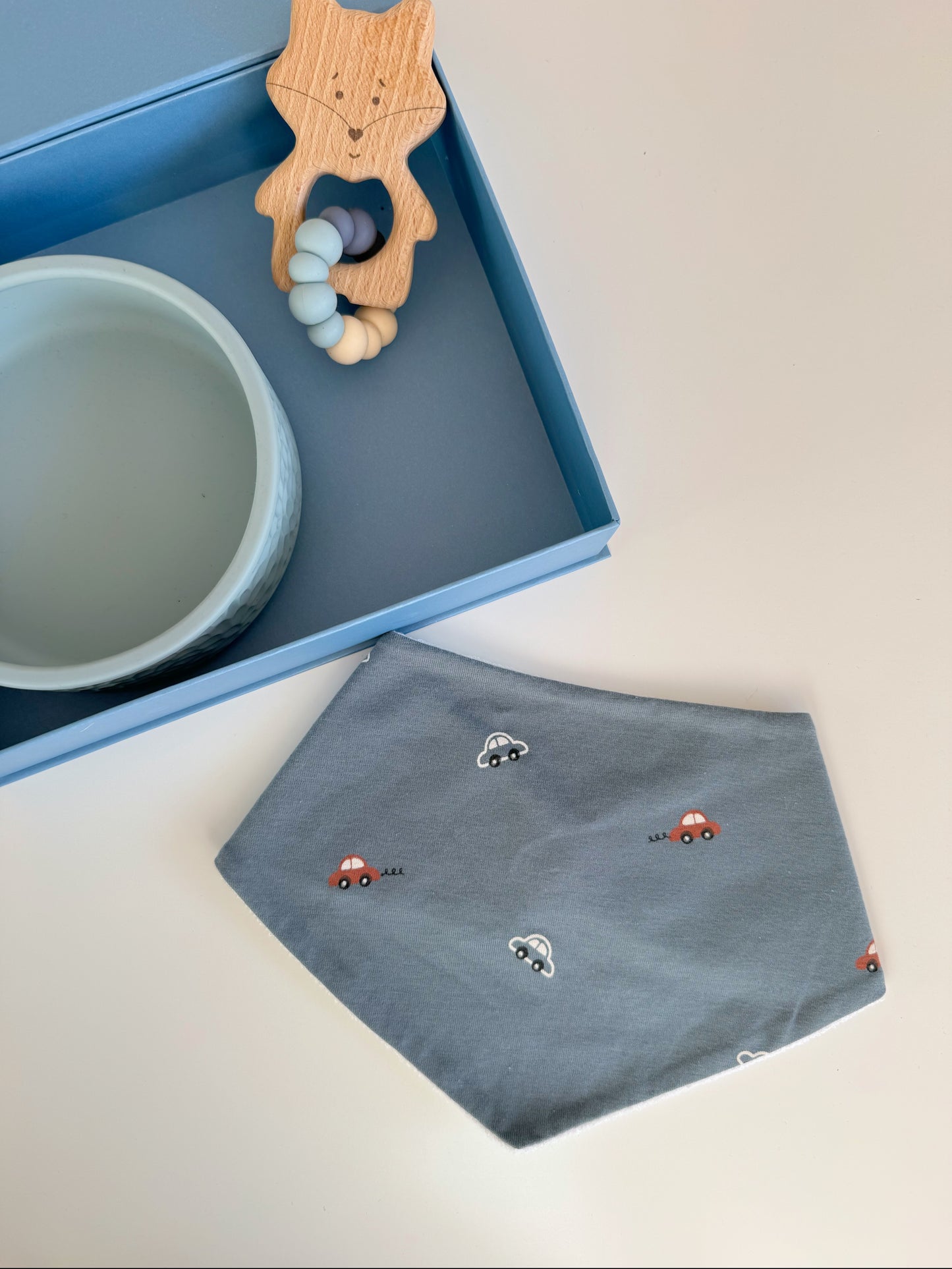 Baby Fütterungs-Geschenkset – Silikonschale, Beißring & wasserdichtes Lätzchen