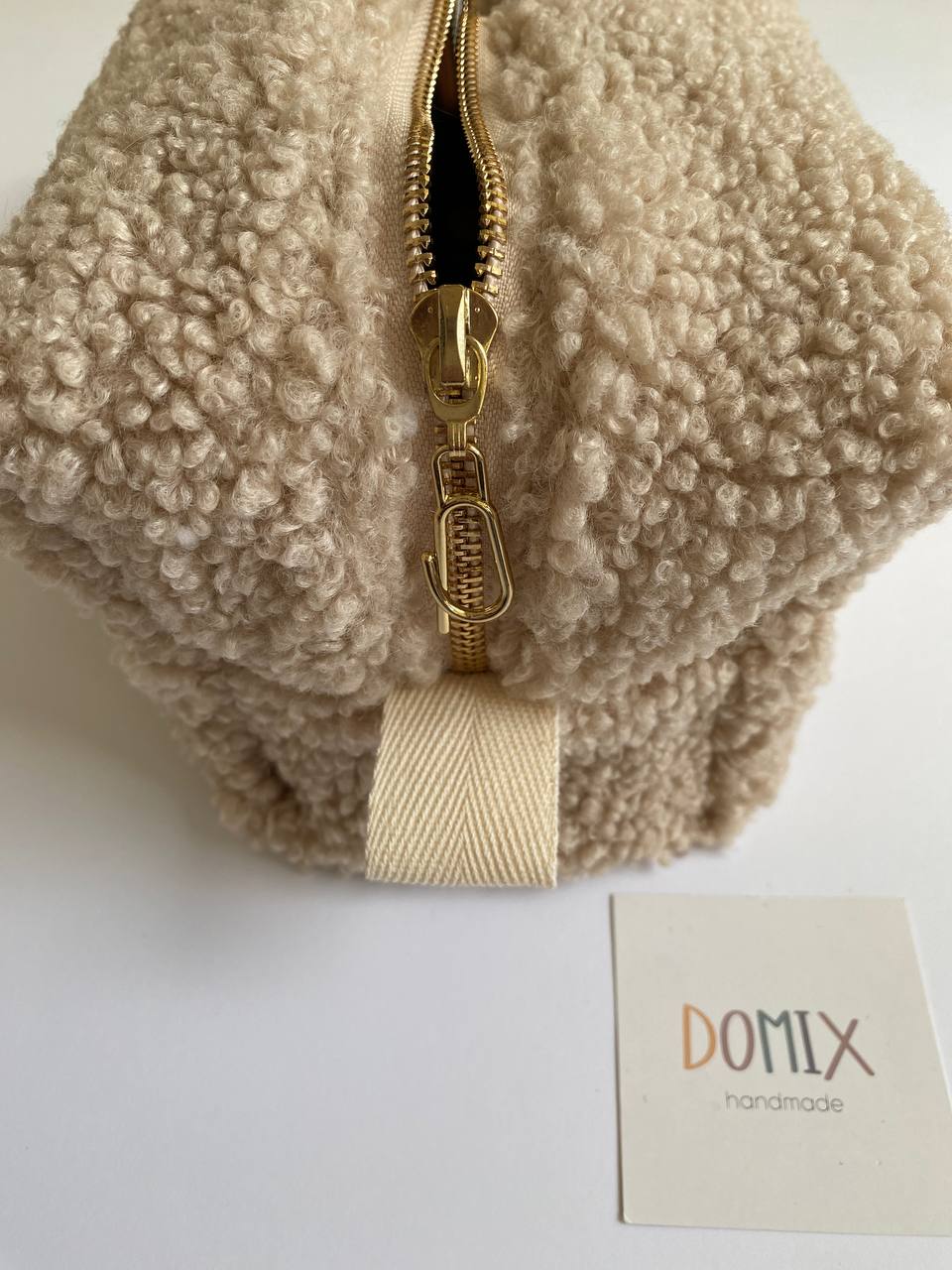 Trousse de toilette beige en tissu peluche – Pochette à maquillage minimaliste avec doublure imperméable | DOMIX