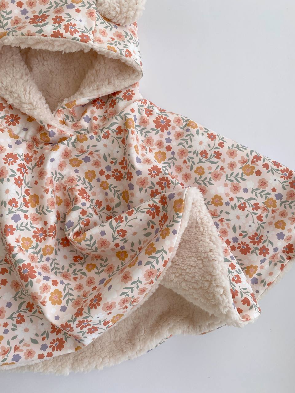 🌸 Floraler, wasserdichter Poncho – Handgefertigter Regenschutz mit Charme
