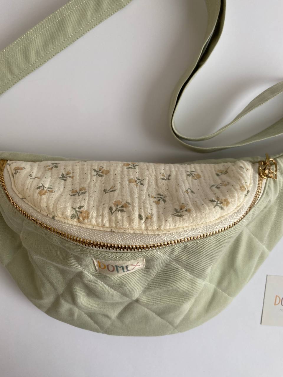 Sac banane matelassé fait main – Coton à motif floral vert sauge | Sac banane croisé minimaliste