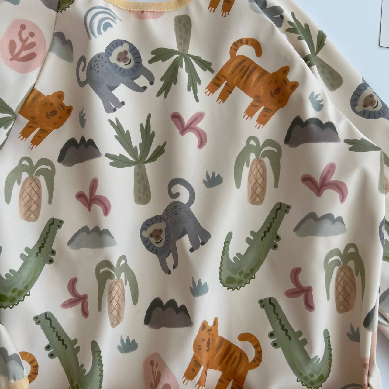 Tablier Imperméable Enfant – Bavoir à Manches Longues Motif Animaux de la Jungle | Blouse d'Art pour la Crèche et l'École