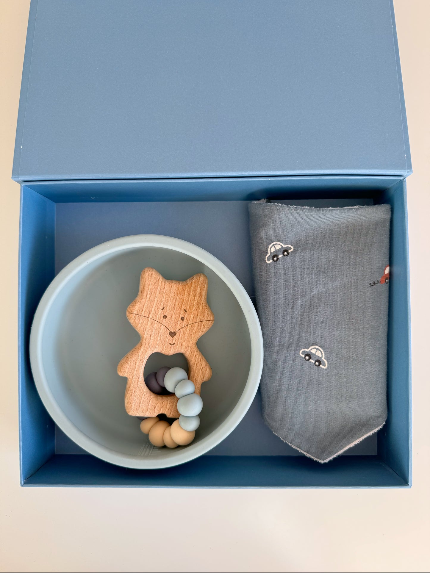 Baby Fütterungs-Geschenkset – Silikonschale, Beißring & wasserdichtes Lätzchen