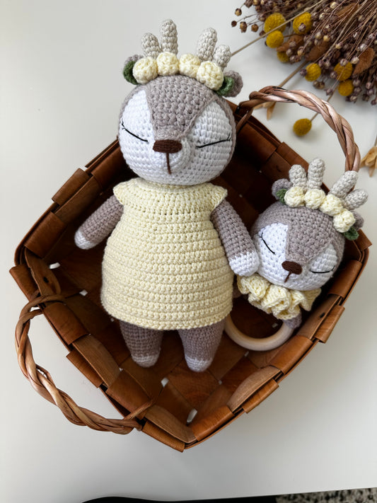 Strickspielzeug und Rassel Hirsch