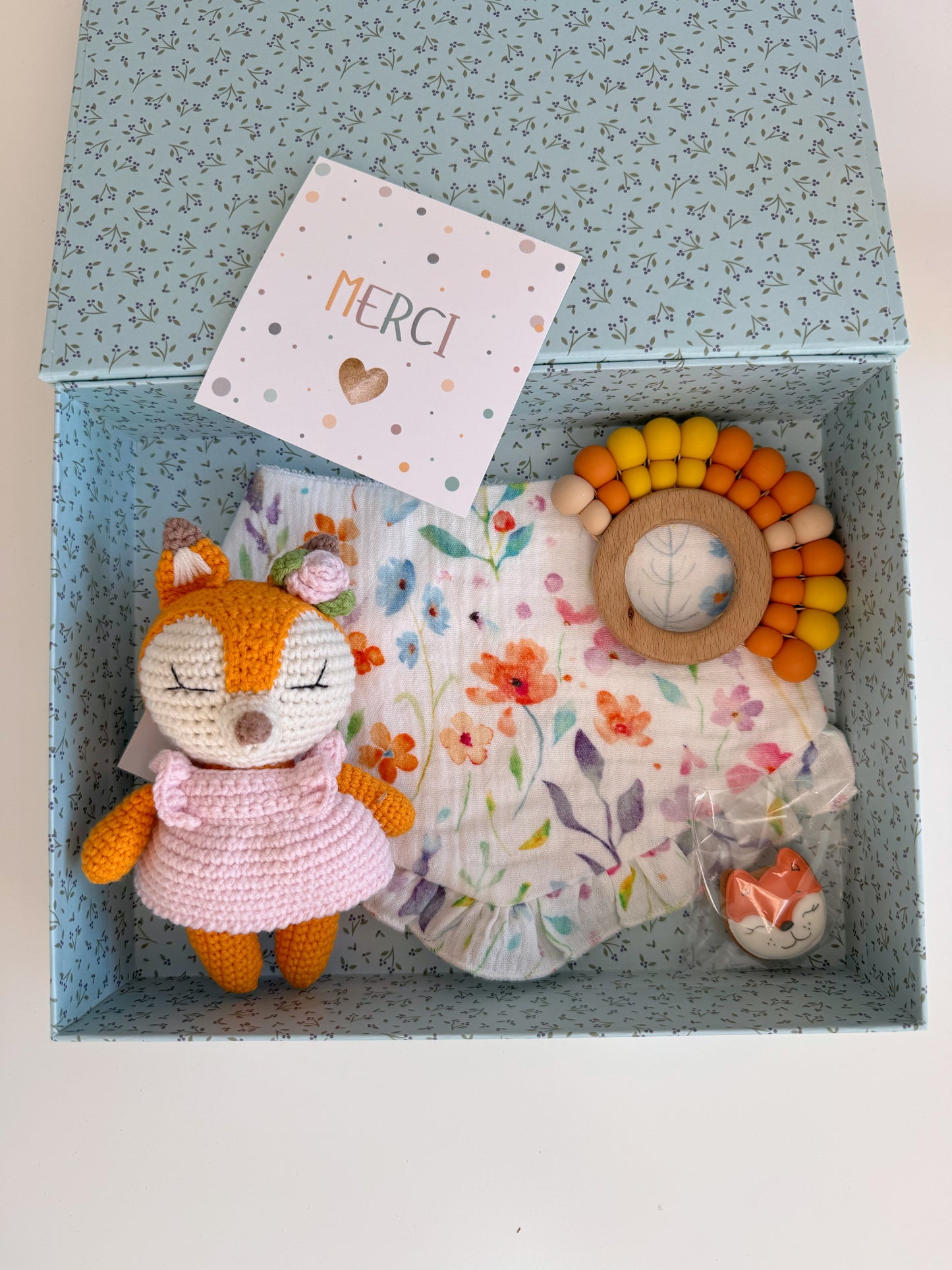 Baby-Mädchen-Geschenkset – Musselin-Lätzchen, Beißring & Fuchs-Spielzeug | Geschenkbox für Neugeborene