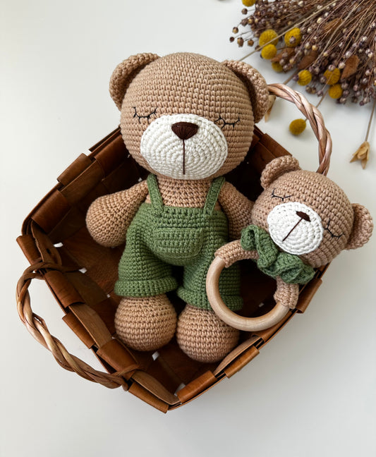 Bär gestricktes Spielzeug und Rassel