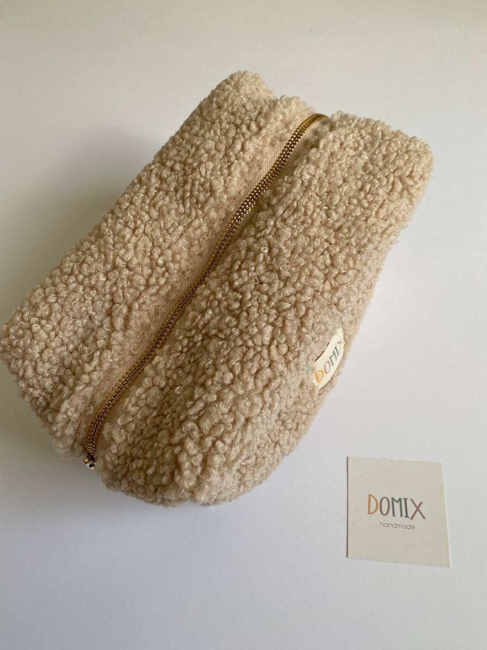 Trousse de toilette beige en tissu peluche – Pochette à maquillage minimaliste avec doublure imperméable | DOMIX