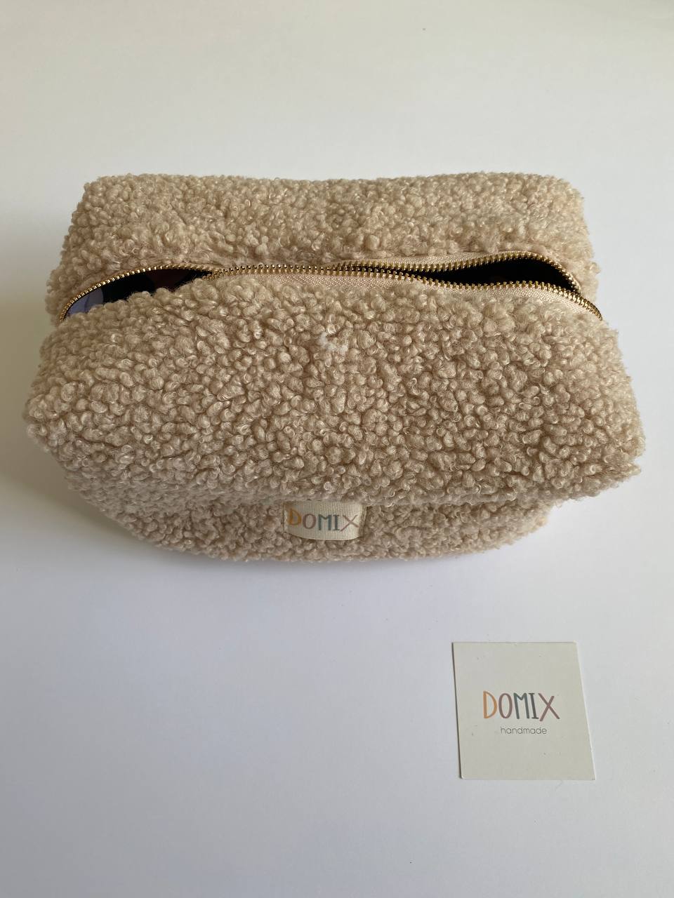 Trousse de toilette beige en tissu peluche – Pochette à maquillage minimaliste avec doublure imperméable | DOMIX