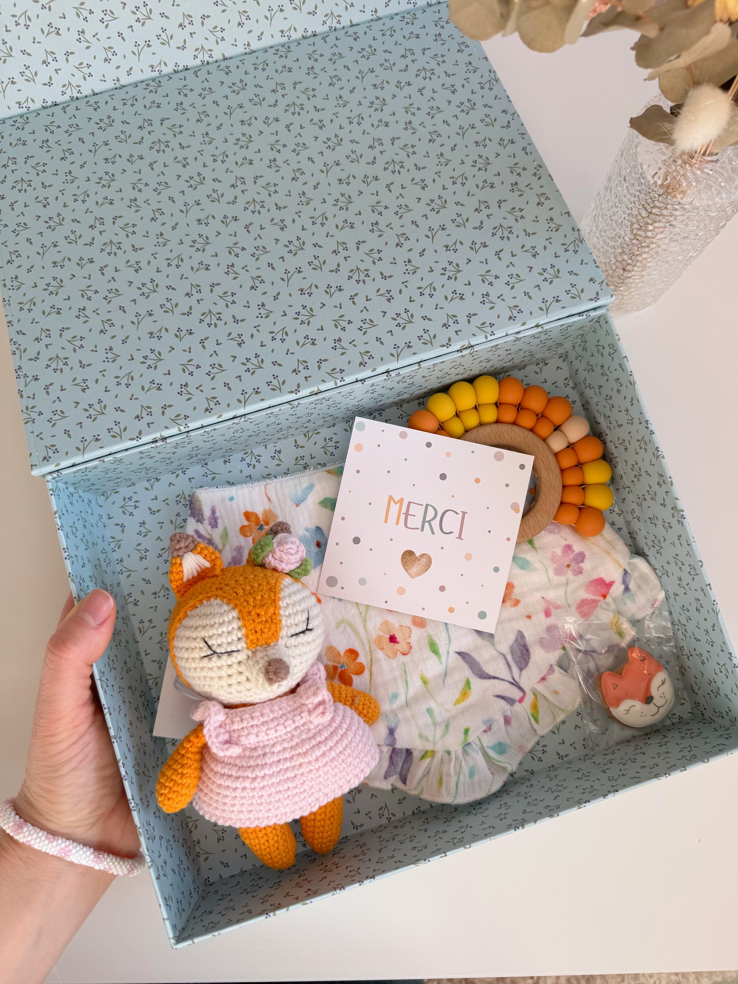 Baby-Mädchen-Geschenkset – Musselin-Lätzchen, Beißring & Fuchs-Spielzeug | Geschenkbox für Neugeborene