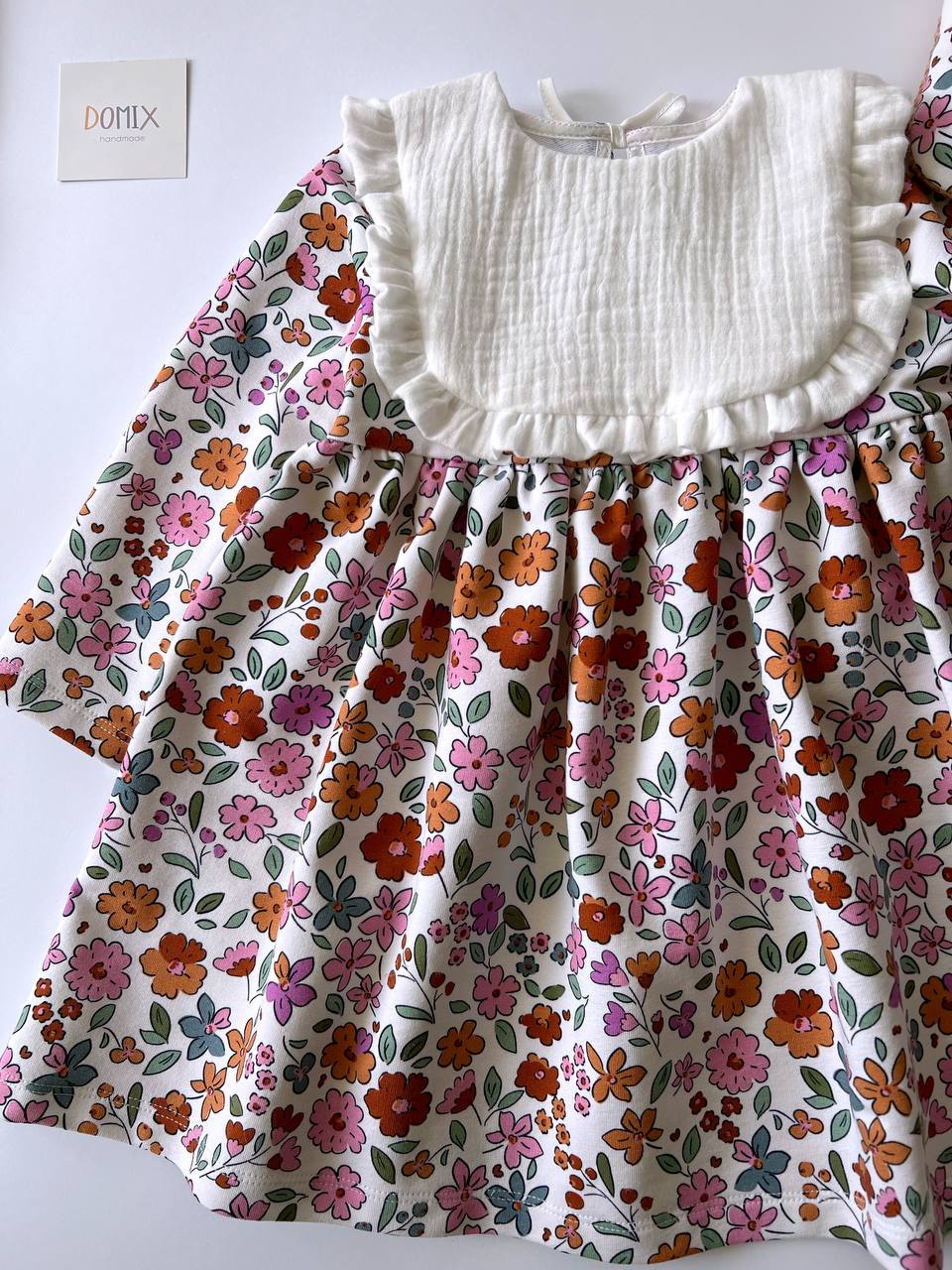 Babykleid mit Blumenmuster und Lätzchen aus Musselin | Handgefertigte Babykleidung 