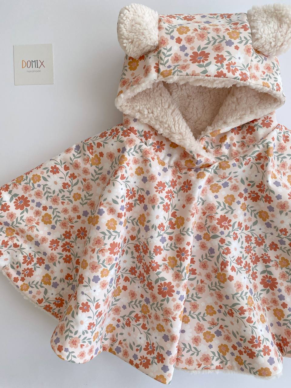 🌸 Floraler, wasserdichter Poncho – Handgefertigter Regenschutz mit Charme