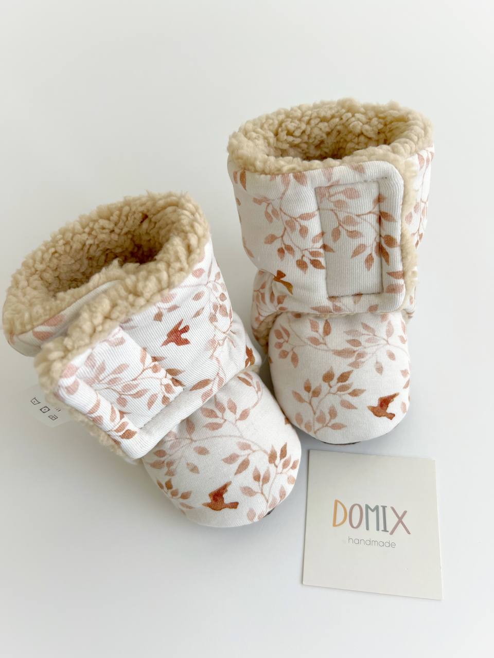 🌿 Autumn Leaves Baby Booties – Cozy Handmade Warmth