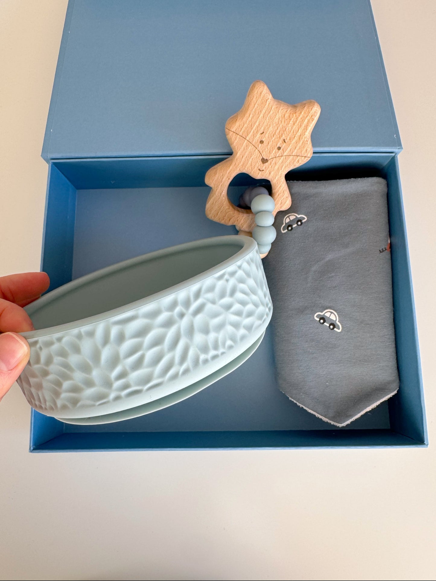 Baby Fütterungs-Geschenkset – Silikonschale, Beißring & wasserdichtes Lätzchen