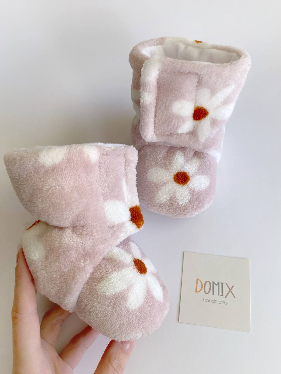 Babyschuhe mit Blumenmuster – weich und kuschelig